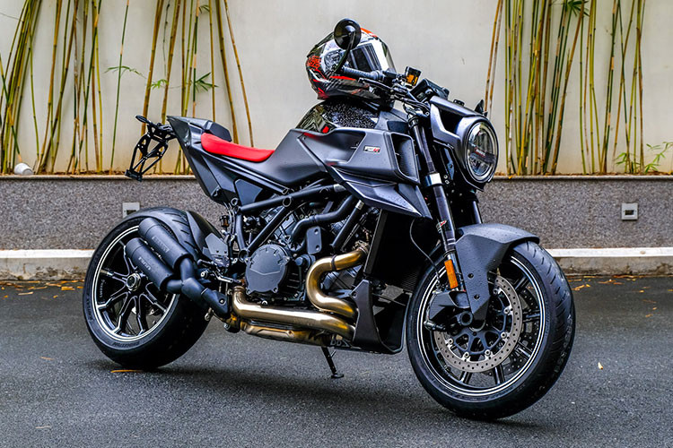 Chiếc của đại gia ngành thẩm mỹ này chính là chiếc màu đen duy nhất tại Việt Nam. Là bản độ, được nâng cấp nhiều nên Brabus 1300 R có giá đắt gấp đôi nguyên mẫu KTM 1290 Super Duke R Evo là 2,2 tỷ đồng.