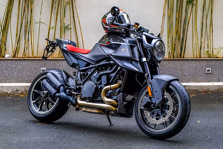 Chiếc của đại gia ngành thẩm mỹ này chính là chiếc màu đen duy nhất tại Việt Nam. Là bản độ, được nâng cấp nhiều nên Brabus 1300 R có giá đắt gấp đôi nguyên mẫu KTM 1290 Super Duke R Evo là 2,2 tỷ đồng.