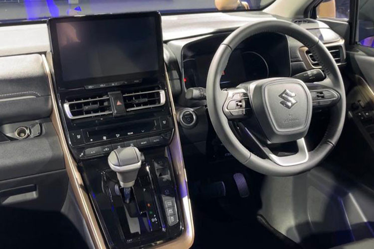 Bên trong mẫu xe này có 3 hàng ghế với 2 cấu hình chỗ ngồi là 7 chỗ và 8 chỗ. Khoang hành lý của xe có thể tích 239 lít hoặc 690 lít nếu hàng ghế thứ 3 gập xuống, đi kèm cửa cốp chỉnh điện. Xe có ghế lái chỉnh điện, ghế trước thông hơi, vô lăng 3 chấu tích hợp phím chức năng,...