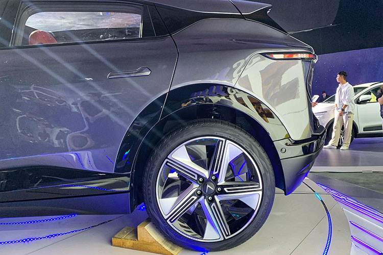 Trong khi đó, đèn pha và đèn hậu của xe được đặt thấp ở hai góc cản trước/sau. Cản trước của xe còn có hốc gió trung tâm tích hợp hộp chứa radar phục vụ các tính năng an toàn chủ động ADAS.