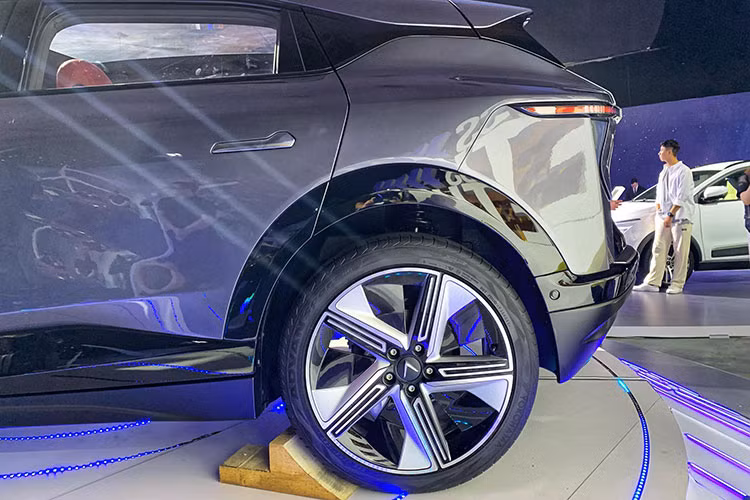 Trong khi đó, đèn pha và đèn hậu của xe được đặt thấp ở hai góc cản trước/sau. Cản trước của xe còn có hốc gió trung tâm tích hợp hộp chứa radar phục vụ các tính năng an toàn chủ động ADAS.