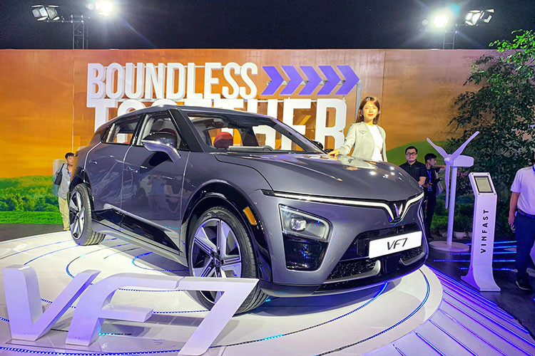 Dù ở phiên bản nào, xe cũng dùng cụm pin có dung lượng khả dụng là 75,3 kWh. Quãng đường di chuyển sau 1 lần sạc của bản Eco là 450 km trong khi con số tương ứng của bản Plus là 431 km, theo chu trình thử nghiệm WLTP tại châu Âu. Hiện giá xe VinFast VF7 và thời điểm nhận cọc vẫn chưa được hé lộ.