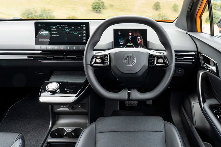 Nội thất dường như không có gì đặc biệt, phong cách tổng thể chủ yếu là màu đen, nhưng thiết kế khá khéo léo, phù hợp hơn với thẩm mỹ của người châu Âu, vừa đơn giản nhưng có cảm giác thể thao. Sự khác biệt chính trong nội thất là việc bổ sung bàn đạp kim loại và ghế Alcantara.