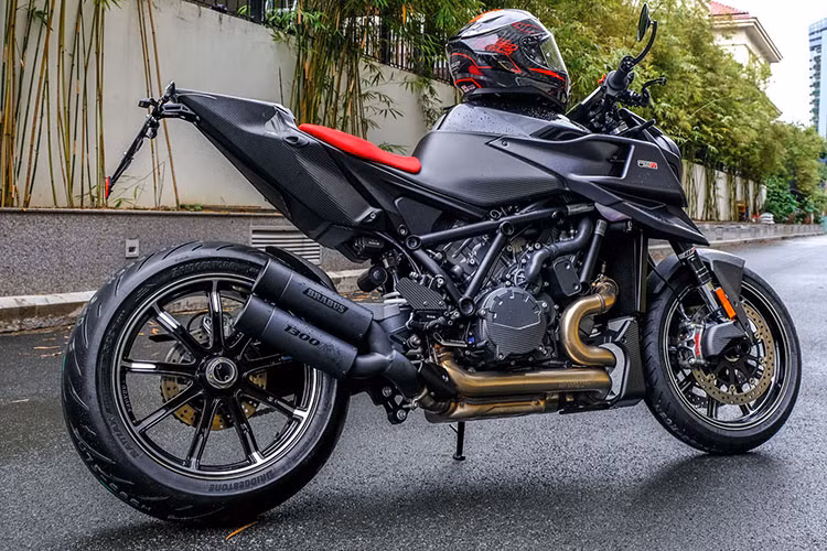 Brabus 1300 R sẽ có hai màu sắc tùy chọn là Magma Red và Signature Black. Đặc biệt mỗi phiên bản màu sẽ chỉ có 77 chiếc được sản xuất, con số này là hai số cuối cùng của năm 1977 – năm thương hiệu Brabus được thành lập. Tại Việt Nam, mới chỉ có hai chiếc được đưa về nước.