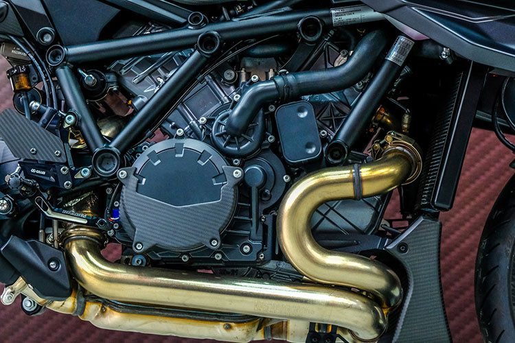 Ống dẫn không khí vào hộp lọc gió phía sau cụm đèn pha trên chiếc Super Duke nguyên bản đã được thay thế bằng hốc sợi carbon nằm hai bên bình xăng. Brabus cũng trang bị cho 1300 R hệ thống ống xả kép phủ gốm đen mờ có thiết kế tối ưu hiệu suất động cơ.