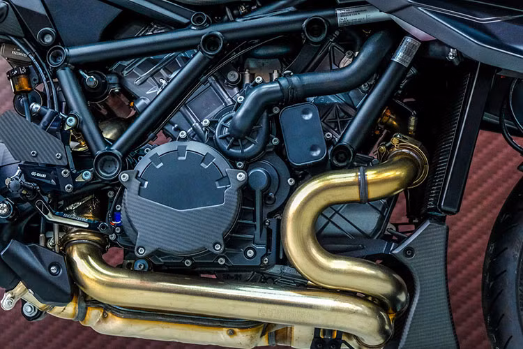 Ống dẫn không khí vào hộp lọc gió phía sau cụm đèn pha trên chiếc Super Duke nguyên bản đã được thay thế bằng hốc sợi carbon nằm hai bên bình xăng. Brabus cũng trang bị cho 1300 R hệ thống ống xả kép phủ gốm đen mờ có thiết kế tối ưu hiệu suất động cơ.