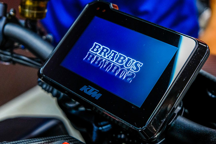 Cung cấp sức mạnh cho Brabus 1300 R vẫn là cỗ máy V-Twin 1.301cc sản sinh công suất 180 mã lực và mô-men xoắn 140 Nm tương tự KTM 1290 Super Duke R Evo. Bộ ly hợp chống trượt PASC và hộp số PANKL cũng được giữ nguyên từ mẫu xe nền tảng.