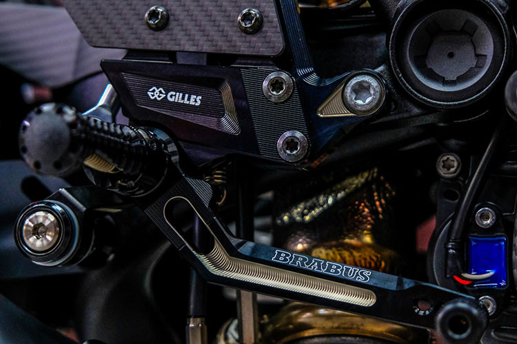 Cung cấp sức mạnh cho Brabus 1300 R vẫn là cỗ máy V-Twin 1.301cc sản sinh công suất 180 mã lực và mô-men xoắn 140 Nm tương tự KTM 1290 Super Duke R Evo. Bộ ly hợp chống trượt PASC và hộp số PANKL cũng được giữ nguyên từ mẫu xe nền tảng.