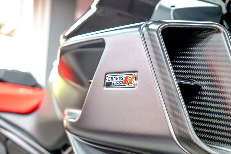 Yên xe dày hơn, được tích hợp sưởi ấm, việc này cũng khiến cho chiều cao yên tăng lên là 843 mm. Bộ chảng ba trên Brabus 1300 R là hàng “thửa” mang tới khả năng điều khiển chính xác và độ ổn định khi phanh gấp.