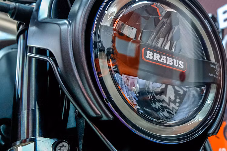 Mặc dù ghi đông có thể điều chỉnh tương tự Super Duke EVO, nhưng cặp tay côn, tay phanh của Brabus 1300 R được tiện CNC và có thể tùy chỉnh. Gói trang bị điện tử của Brabus 1300 R, cùm công tắc điều chỉnh các thông số trên màn hình TFT 5 inch không có gì khác biệt.