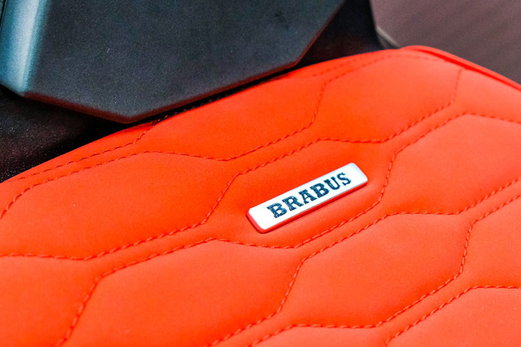 Ống dẫn không khí vào hộp lọc gió phía sau cụm đèn pha trên chiếc Super Duke nguyên bản đã được thay thế bằng hốc sợi carbon nằm hai bên bình xăng. Brabus cũng trang bị cho 1300 R hệ thống ống xả kép phủ gốm đen mờ có thiết kế tối ưu hiệu suất động cơ.