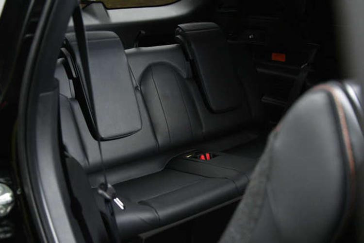 Khi mua Mitsubishi Outlander 40th Anniversary Edition 2023, khách hàng Mỹ có thể chọn 1 trong 2 loại động cơ. Đầu tiên là động cơ xăng 4 xi-lanh, dung tích 2.5L, sản sinh công suất tối đa 181 mã lực và mô-men xoắn cực đại 245 Nm. Động cơ kết hợp với hộp số tự động biến thiên vô cấp CVT và hệ dẫn động 4 bánh toàn thời gian tiêu chuẩn.