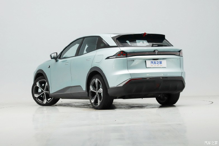 Deepal S7 được trang bị cửa không khung và tay nắm cửa ẩn, bên cạnh đó, phần đầu xe có cụm đèn pha LED sắc cạnh, đèn hậu trải dài hết đuôi xe, 2 hốc gió trước được mở rộng tối đa rất cá tính. Ngoài ra là bộ vành 21 inch và sau cùng, Changan cũng tuyên bố rằng chiếc xe có hệ số cản là 0,258Cd.