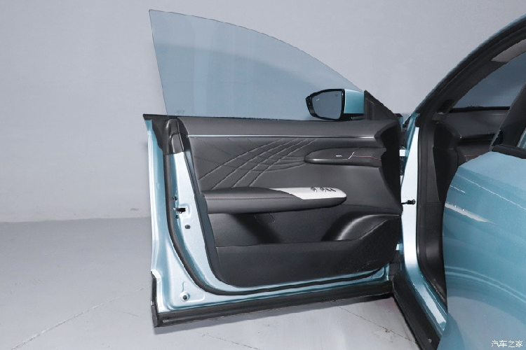 Đến với nội thất, hệ thống thực tế tăng cường hình ba chiều AR-HUD sẽ thay thế bảng điều khiển LCD truyền thống, đó là sự trang bị hiện đại rất ấn tượng của mẫu xe Deepal S7. Tiếp đến, xe có màn hình điều khiển trung tâm dạng nổi 15,6 inch hỗ trợ xoay trái phải tối đa 15 độ, dễ dàng giúp người lái có thể thao tác.