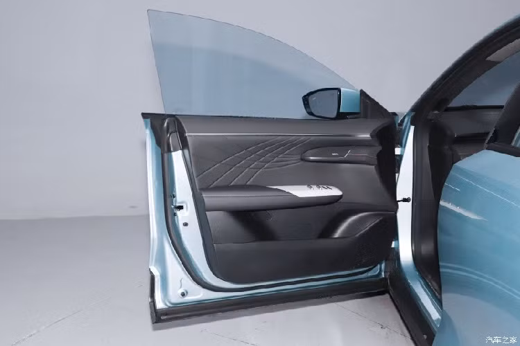 Đến với nội thất, hệ thống thực tế tăng cường hình ba chiều AR-HUD sẽ thay thế bảng điều khiển LCD truyền thống, đó là sự trang bị hiện đại rất ấn tượng của mẫu xe Deepal S7. Tiếp đến, xe có màn hình điều khiển trung tâm dạng nổi 15,6 inch hỗ trợ xoay trái phải tối đa 15 độ, dễ dàng giúp người lái có thể thao tác.