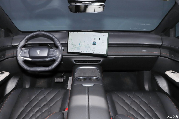 Người ngồi bên ghế phụ không cần phải quay đầu sang trái để sử dụng màn hình giải trí siêu to này, thay vào đó, Deepal S7 được tích hợp màn hình thông minh 12,3 inch để giải trí dành riêng cho "lơ xe", nó được tích hợp ngay tắm che nắng, giúp hành khách có thể ngã ghế ra để thư giãn. Tất cả các nền tảng điện toán được hỗ trợ bởi chip Qualcomm Snapdragon 8155.