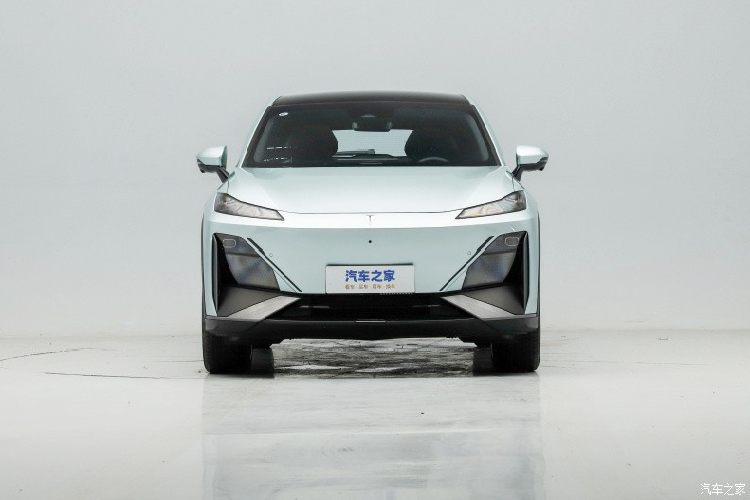 Như vậy, mức giá bán chính thức của Deepal S7 thấp hơn giá mở bán trước từ 77 triệu đồng, điều này cũng không quá bất ngờ, vì các hãng xe Trung Quốc, thường nhá giá bán trước rất cao so với giá chính thức của xe khi được ra mắt. Được định vị là một chiếc SUV cỡ trung, các kích thước chiều dài, rộng và cao của Deepal S7 lần lượt là 4.750mm/1.930mm/1.625 mm, cùng chiều dài cơ sở 2.900 mm.