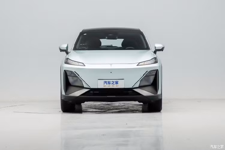 Như vậy, mức giá bán chính thức của Deepal S7 thấp hơn giá mở bán trước từ 77 triệu đồng, điều này cũng không quá bất ngờ, vì các hãng xe Trung Quốc, thường nhá giá bán trước rất cao so với giá chính thức của xe khi được ra mắt. Được định vị là một chiếc SUV cỡ trung, các kích thước chiều dài, rộng và cao của Deepal S7 lần lượt là 4.750mm/1.930mm/1.625 mm, cùng chiều dài cơ sở 2.900 mm.