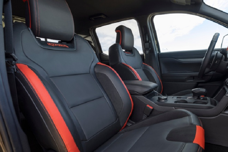 Đối với khoang nội thất, ghế ngồi của VelociRaptor 500 có logo Hennessey trên tựa đầu. Số thứ tự của xe được bố trí tại khoang động cơ cũng như không gian nội thất.