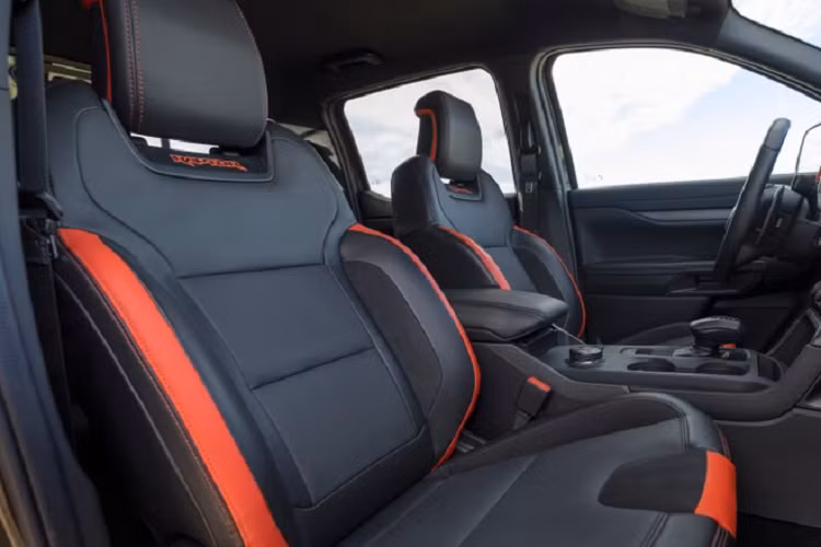 Đối với khoang nội thất, ghế ngồi của VelociRaptor 500 có logo Hennessey trên tựa đầu. Số thứ tự của xe được bố trí tại khoang động cơ cũng như không gian nội thất.