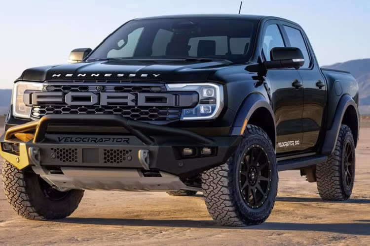 Để làm được điều này, Hennessey đã nâng cấp động cơ EcoBoost V6 3.0L trên Ford Ranger Raptor 2023 mới bằng cách bổ sung cụm nạp khí hiệu năng cao, bộ intercooler kích thước lớn hơn và hệ thống điều khiển phần mềm động cơ (ECU) mới. Ngoài ra, xe còn được trang bị thêm khóa vi sai cầu trước và sau cùng hộp số phụ 2 cấp.