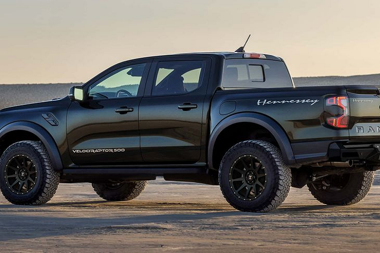 Về ngoại thất, Hennessey VelociRaptor 500 được bổ sung cản trước và sau mới, tích hợp cụm đèn LED phụ trợ. Mẫu xe độ này trang bị tiêu chuẩn bộ mâm Hennessey 17 inch, đi kèm lốp địa hình BFGoodrich đường kính 33 inch.