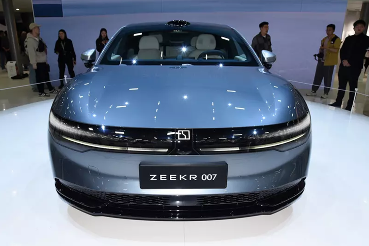 Cũng trong triển lãm, thương hiệu con của Geely đã công bố giá xe Zeekr 007 2024 với mức là 229.900 nhân dân tệ (tương đương 750 triệu đồng), khách hàng đặt mua sớm, sẽ nhận về rất nhiều chương trình ưu đãi giảm giá tiền mặt.