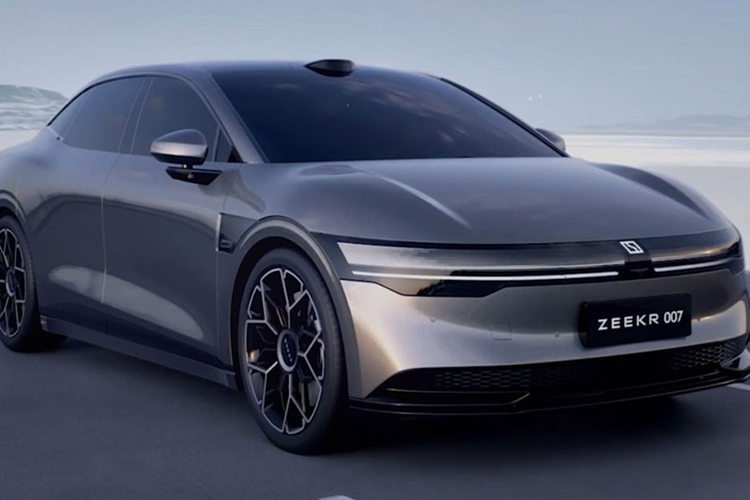 Đồng thời, đèn pha có hình dáng thanh mảnh, mang tính công nghệ và thời trang. Nhìn từ bên hông xe, nó có thân xe giống coupe, mang lại chất lượng hình ảnh tuyệt vời. Đồng thời, các đường gân bánh xe nhô cao ở phía trước và phía sau càng làm tăng thêm vẻ cơ bắp cho chiếc xe này.