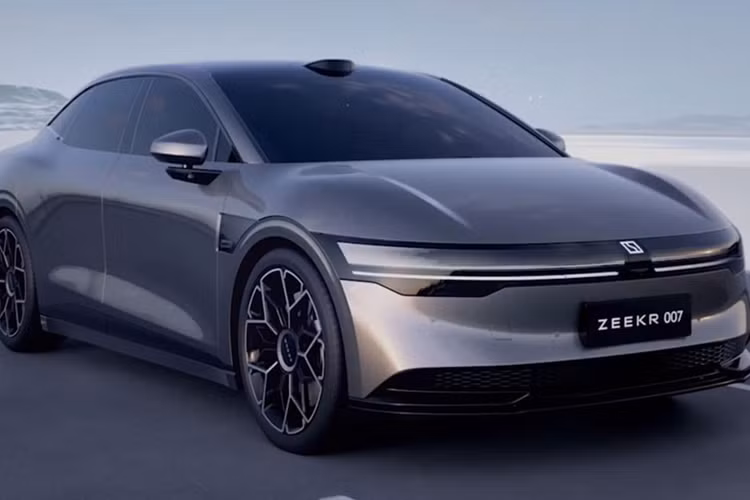 Đồng thời, đèn pha có hình dáng thanh mảnh, mang tính công nghệ và thời trang. Nhìn từ bên hông xe, nó có thân xe giống coupe, mang lại chất lượng hình ảnh tuyệt vời. Đồng thời, các đường gân bánh xe nhô cao ở phía trước và phía sau càng làm tăng thêm vẻ cơ bắp cho chiếc xe này.