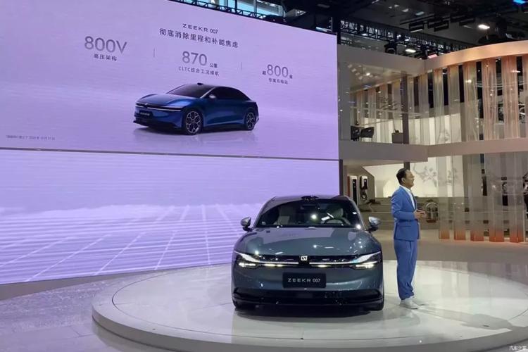 Chiếc xe Zeekr 007 sẽ được sản xuất dựa trên nền tảng PMA2+ nên chúng ta cũng thấy một thiết bị lidar trên nóc xe. Có thông tin cho biết, mẫu xe mới dự kiến cũng sẽ được trang bị hệ thống treo độc lập phía trước xương đòn kép, kiến trúc điện 800V, chip Snapdragon 8295 và 3 lidar, v.v.