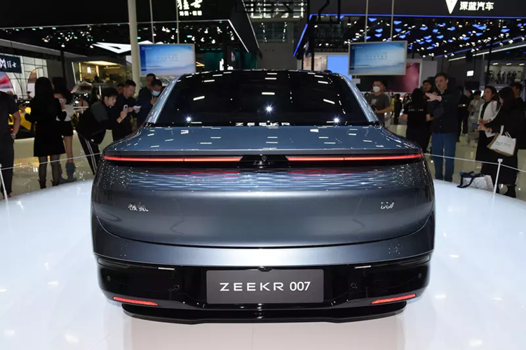 Sức mạnh tổng thể của sản phẩm sẽ được nâng cấp đáng kể. Về sức mạnh, chiếc xe Zeekr 007 được xây dựng trên kiến trúc 800v. Công suất động cơ đơn có thể đạt 310 kW, trong khi phiên bản động cơ kép công suất động cơ trước và sau lần lượt là 165 kW và 310 kW, thời gian tăng tốc 0-100km/h nhanh nhất là 2,84 giây.