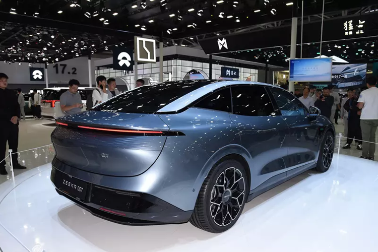 Zeekr 007 phiên bản dẫn động cầu sau có khả năng tăng tốc 0-100km/h chỉ 5,4 giây. Phiên bản tiêu chuẩn CLTC có tầm hoạt động toàn diện là 688 km và phiên bản tầm siêu dài CLTC có tầm hoạt động toàn diện là 870 km. Xe có hỗ trợ sạc nhanh.