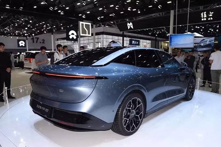 Zeekr 007 phiên bản dẫn động cầu sau có khả năng tăng tốc 0-100km/h chỉ 5,4 giây. Phiên bản tiêu chuẩn CLTC có tầm hoạt động toàn diện là 688 km và phiên bản tầm siêu dài CLTC có tầm hoạt động toàn diện là 870 km. Xe có hỗ trợ sạc nhanh.