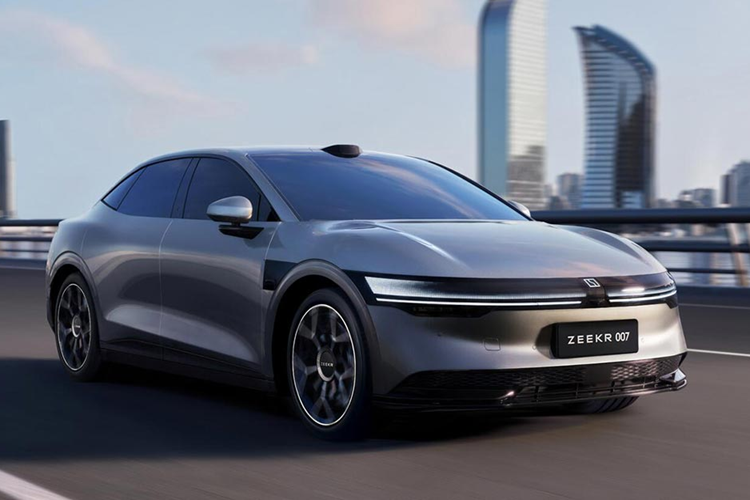 Tất nhiên, còn có tay nắm cửa ẩn, giúp cải thiện hệ số cản của xe. Ở phía sau, Zeekr 007 sử dụng bộ đèn hậu xuyên thấu phổ biến hiện nay, đồng thời được cho là sẽ bổ sung thêm logo của thương hiệu ở chính giữa nhằm nâng cao đẳng cấp thị giác cho đuôi xe.