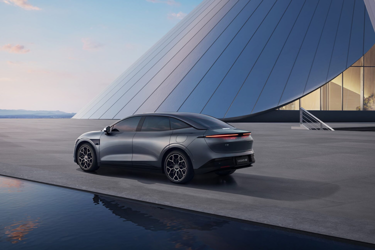 Trên Zeekr 007, hãng đã tiên phong tạo ra màn hình ánh sáng thông minh tất cả trong một Zeekr Stargate với vùng hiển thị siêu rộng 90 inch lớn nhất thế giới, mở ra một tương tác mới trong thời đại điện