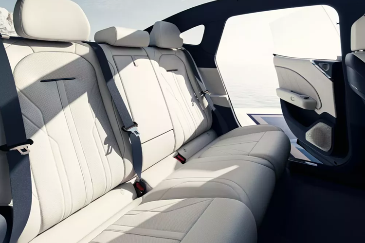 Xe được trang bị nền tảng điện toán buồng lái thông minh 8295 và mẫu xe cỡ lớn Kr GPT AI, màn hình điều khiển trung tâm kích thước 15,05 inch, ngoài ra còn có hệ thống hiển thị trên kính lái AR-HUD 35,5 inch. Ngoài ra, xe mới còn được trang bị dàn âm thanh Dolby Atmos 21 loa 71.4, hàng ghế trước có chức năng mở rộng đệm điện.