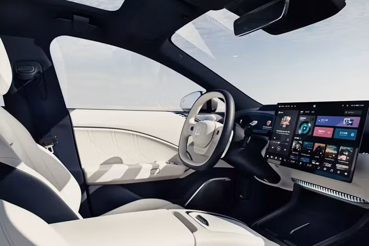 Màn hình đèn thông minh hỗ trợ cài đặt ngôn ngữ ánh sáng tùy chỉnh, khiến nó trở thành chiếc xe nội thất dễ nhận biết nhất dù đang đỗ xe hay lái xe.