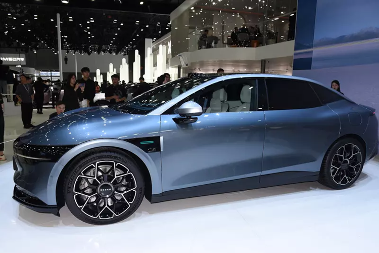 Về mặt thiết kế, Zeekr 007 chạy điện được đích thân nhóm của Stefan Sielaff, người từng đầu quân cho Audi và Bentley, vì thế, xe có ngôn ngữ thiết kế hoàn toàn mới. Cụ thể, Zeekr 007 áp dụng thiết kế ngoại hình sang trọng tối giản của Hidden Energy, hình dáng mặt trước tròn trịa hơn, thiết kế nắp động cơ nhô cao mang lại cảm giác tinh tế.