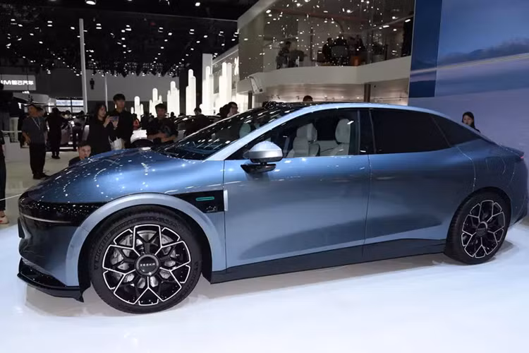 Về mặt thiết kế, Zeekr 007 chạy điện được đích thân nhóm của Stefan Sielaff, người từng đầu quân cho Audi và Bentley, vì thế, xe có ngôn ngữ thiết kế hoàn toàn mới. Cụ thể, Zeekr 007 áp dụng thiết kế ngoại hình sang trọng tối giản của Hidden Energy, hình dáng mặt trước tròn trịa hơn, thiết kế nắp động cơ nhô cao mang lại cảm giác tinh tế.