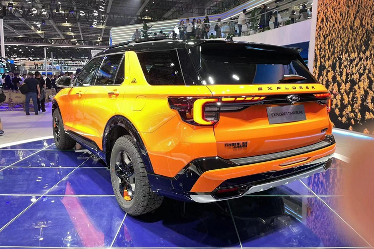 Ngoài ra, xe còn có cản sau off-road, tích hợp thêm 2 móc khóa chuyên dụng để kéo xe, và sơn màu cam, tiếp đến, Ford Explorer Kunlun Peak Edition 2023 còn có 1 chi tiết khác bản đang bán tại đại lý chính là việc phần lưới tản nhiệt có đèn LED hình lưỡi băng.