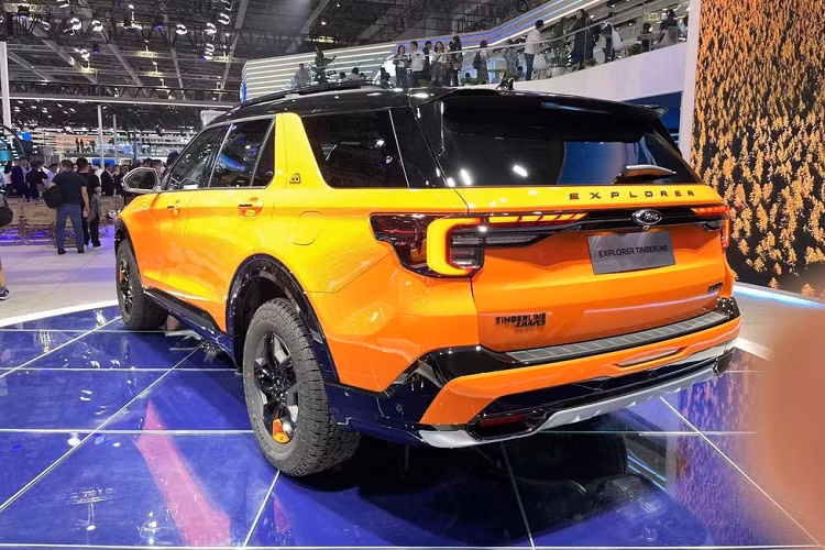 Ngoài ra, xe còn có cản sau off-road, tích hợp thêm 2 móc khóa chuyên dụng để kéo xe, và sơn màu cam, tiếp đến, Ford Explorer Kunlun Peak Edition 2023 còn có 1 chi tiết khác bản đang bán tại đại lý chính là việc phần lưới tản nhiệt có đèn LED hình lưỡi băng.