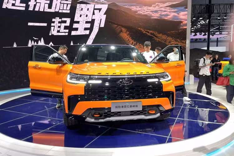 Như vậy, chỉ sau 8 tháng ra mắt chính thức tại Trung Quốc, SUV cỡ lớn Ford Explorer 2023 đã có thêm 1 phiên bản mới mang tên gọi Kunlun Peak Edition. Thông tin từ 1 quan chức của hãng cho hay, giá xe Ford Explorer Kunlun Peak Edition 2023 dự kiến không dưới 420.000 NDT (tương đương 1,4 tỷ đồng), việc ra mắt chính thức của xe sẽ diễn ra trong Quý II này.