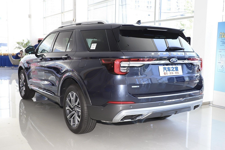 Về ngoại hình, Ford Explorer phiên bản Kunlun Peak Edition được lấy cảm hứng từ dãy núi Kunlun, với điểm nhấn là chiếc SUV cỡ lớn có thân xe màu cam Alkin độc đáo, lưới tản nhiệt phía trước kiểu các tản đá trên núi, được sơn đen.