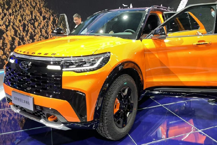 Chưa hết, ngoài lưới tản nhiệt, Ford Explorer phiên bản Kunlun Peak Edition còn có nhiều chi tiết sơn đen như vòm bánh xe, nẹp sườn, vỏ gương hay một phần cản va sau phối màu đen và bạc. Thay đổi tiếp theo là việc bản đặc biệt này sử dụng mâm 5 chấu đơn cỡ lớn.