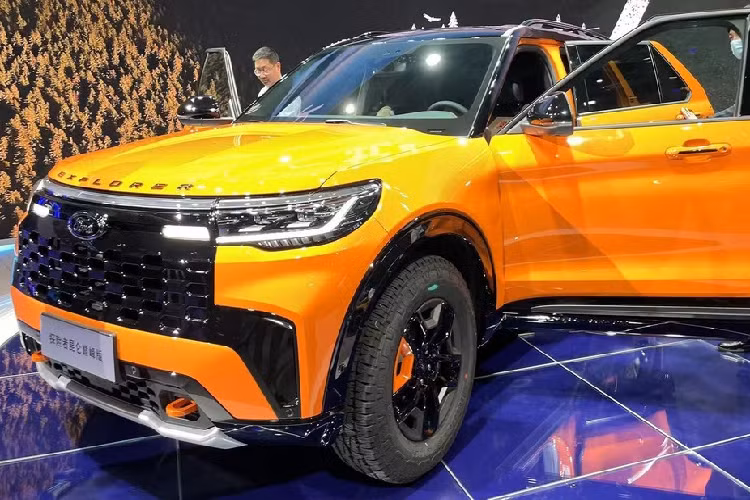 Chưa hết, ngoài lưới tản nhiệt, Ford Explorer phiên bản Kunlun Peak Edition còn có nhiều chi tiết sơn đen như vòm bánh xe, nẹp sườn, vỏ gương hay một phần cản va sau phối màu đen và bạc. Thay đổi tiếp theo là việc bản đặc biệt này sử dụng mâm 5 chấu đơn cỡ lớn.