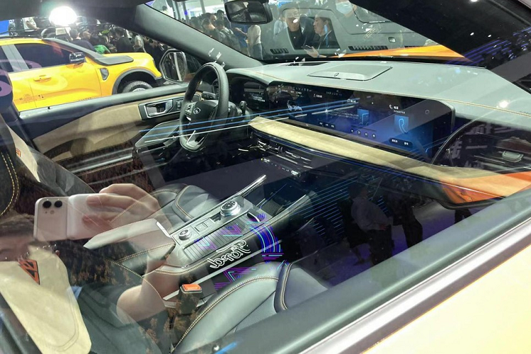 Động cơ này đồng hành với hộp số tự động 10 cấp. Phiên bản Ford Explorer Kunlun Peak Edition được trang bị cầu sau vi sai hạn chế trượt Torsen nâng cấp, đầy đủ lốp xe địa hình Bridgestone "Powerman", giáp gầm cường độ cao, điều chỉnh hệ thống treo đặc biệt, góc khởi hành 24°/góc tiếp cận 23°, khoảng sáng gầm xe tăng 30 mm, giúp nâng cao hiệu suất off-road.