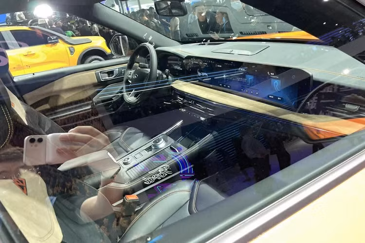 Động cơ này đồng hành với hộp số tự động 10 cấp. Phiên bản Ford Explorer Kunlun Peak Edition được trang bị cầu sau vi sai hạn chế trượt Torsen nâng cấp, đầy đủ lốp xe địa hình Bridgestone "Powerman", giáp gầm cường độ cao, điều chỉnh hệ thống treo đặc biệt, góc khởi hành 24°/góc tiếp cận 23°, khoảng sáng gầm xe tăng 30 mm, giúp nâng cao hiệu suất off-road.