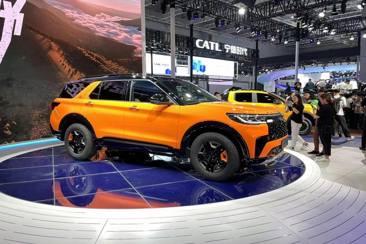 Bên trong khoang lái của xe không có nhiều thay đổi ngoại trừ, nội thất có màu be mới kèm chỉ khâu tương phản màu cam, cùng thiết kế hoa văn đường viền. Màn hình giải trí của xe vẫn có kích thước lên đến 27 inch, mang đến trải nghiệm rất thú vị hơn so với các xe Ford Explorer đời cũ đang bán tại Việt Nam.