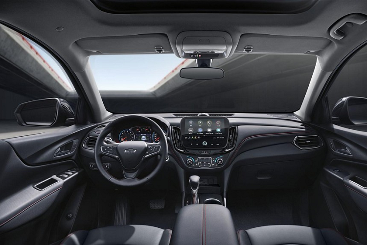 Tiếp đến về hình thức bên ngoài, thiết kế tổng thể của chiếc xe mới vẫn tiếp tục phong cách của mẫu xe hiện tại nhưng, Chevrolet Equinox 2023 có các màu thân xe mới bao gồm là đen đêm, xám bầu trời buổi sáng và xám đá núi, nghe rất kiêu kỳ.