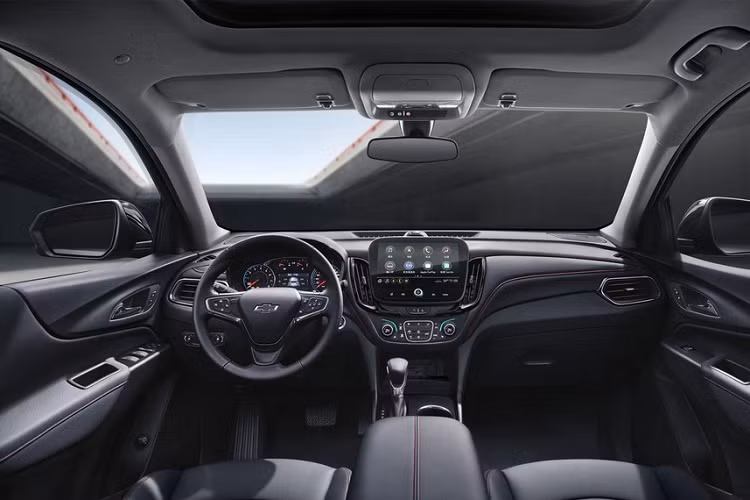 Tiếp đến về hình thức bên ngoài, thiết kế tổng thể của chiếc xe mới vẫn tiếp tục phong cách của mẫu xe hiện tại nhưng, Chevrolet Equinox 2023 có các màu thân xe mới bao gồm là đen đêm, xám bầu trời buổi sáng và xám đá núi, nghe rất kiêu kỳ.